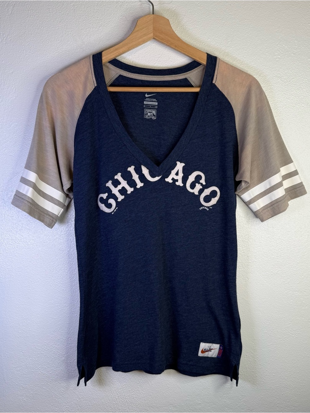 Nike Women's Chicago Cubs Cooperstown Collection Raglan Sleeve Tee Size Small